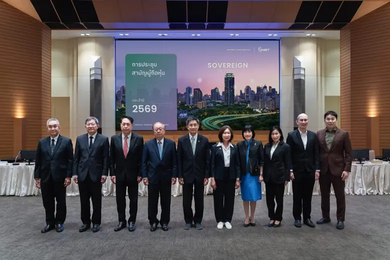 นางมรกต กุลธรรมโยธิน (ลำดับ 5 จากขวา) กรร...