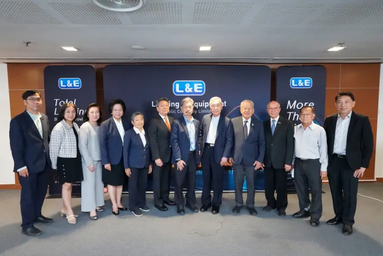 นายสิทธิชัย ไกรสิทธิศิรินทร (ที่ 6 จากขวา...