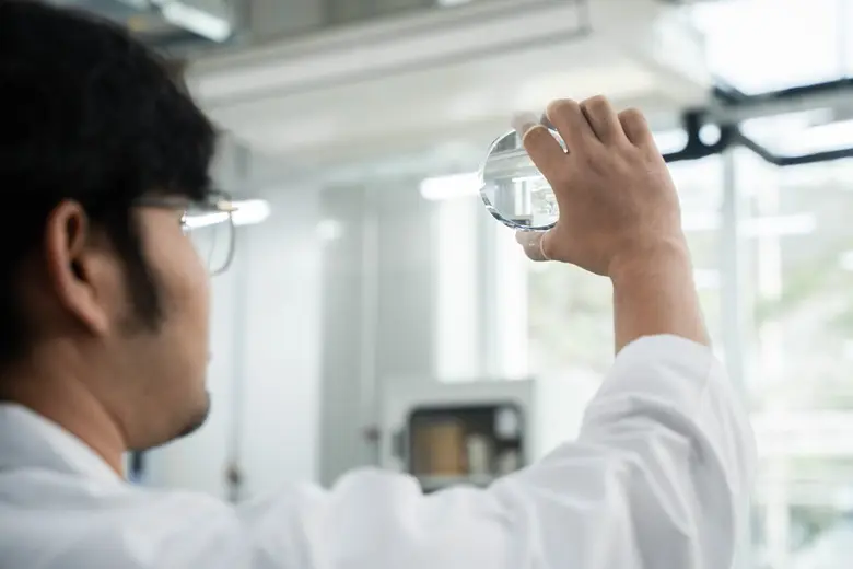 เอสซีลอร์ลูซอตติกา (EssilorLuxottica) ประ...