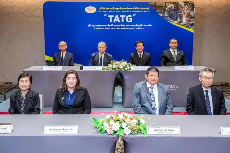 ดร.ดำริ สุโขธนัง (แถวบนที่ 2 จากซ้าย) ประ...