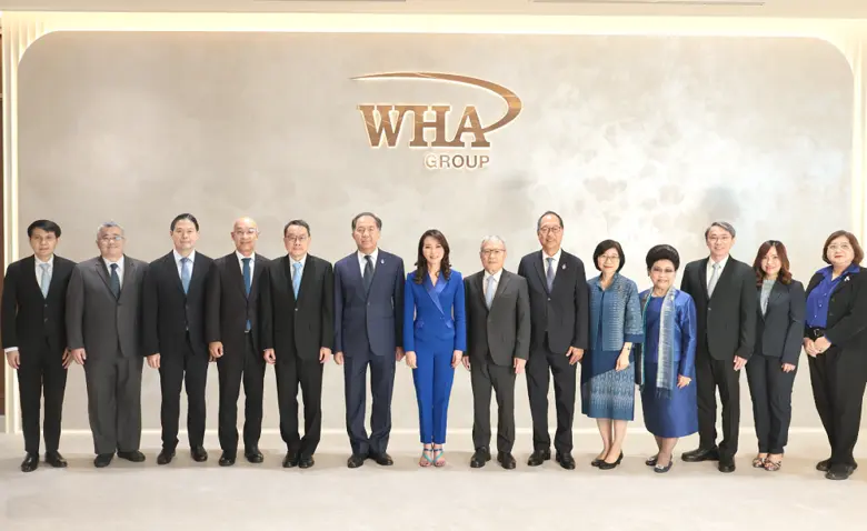 นางสาวจรีพร จารุกรสกุล ประธานคณะกรรมการบริษัท พร้อม...