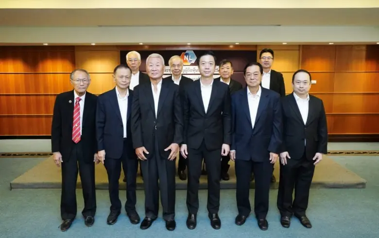 นายมารุต สิมะเสถียร (แถวหน้า ที่ 3 จากซ้า...