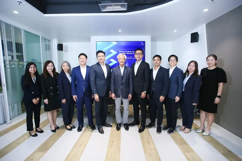 นายสุนทร เด่นธรรม (กลาง) ประธานกรรมการ แล...