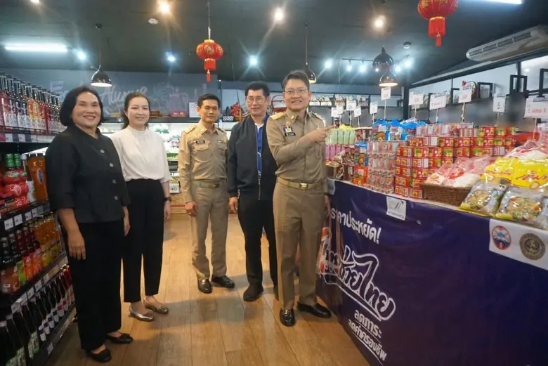 นายเอกพงศ์ โชคชัยวิทัศน์ กรรมการผู้จัดการ และนางสาว...