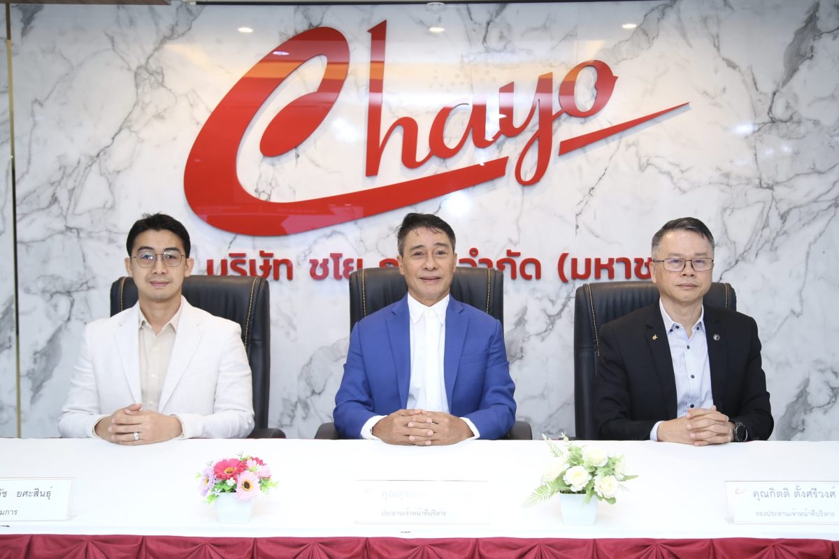 นายสุขสันต์ ยศะสินธุ์ (กลาง) ประธานเจ้าหน...