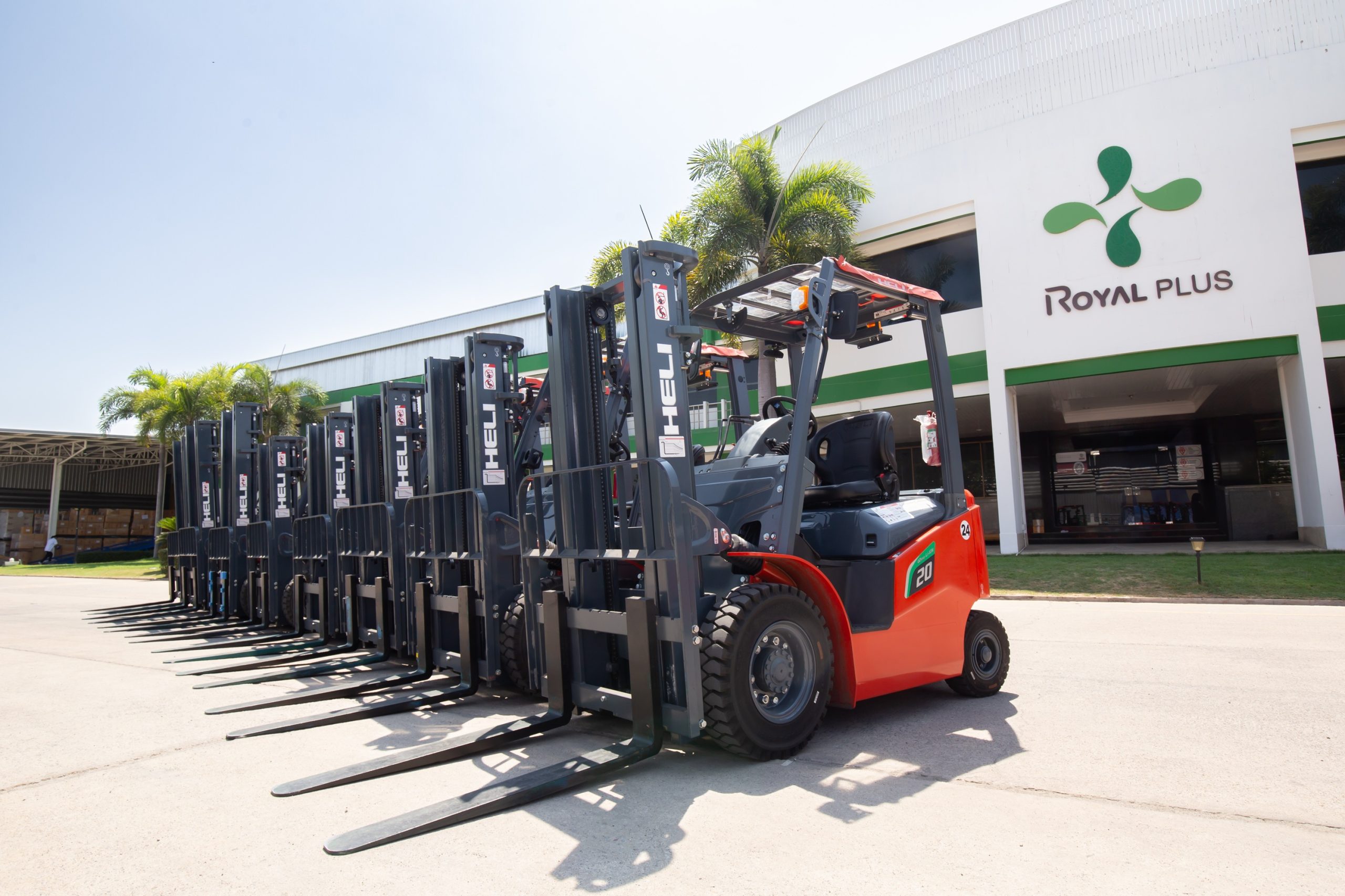 PLUS ยกระดับสู่ Green Logistics ใช้ EV Forklift ลดคาร์บอนทั้งซัพพลายเชน