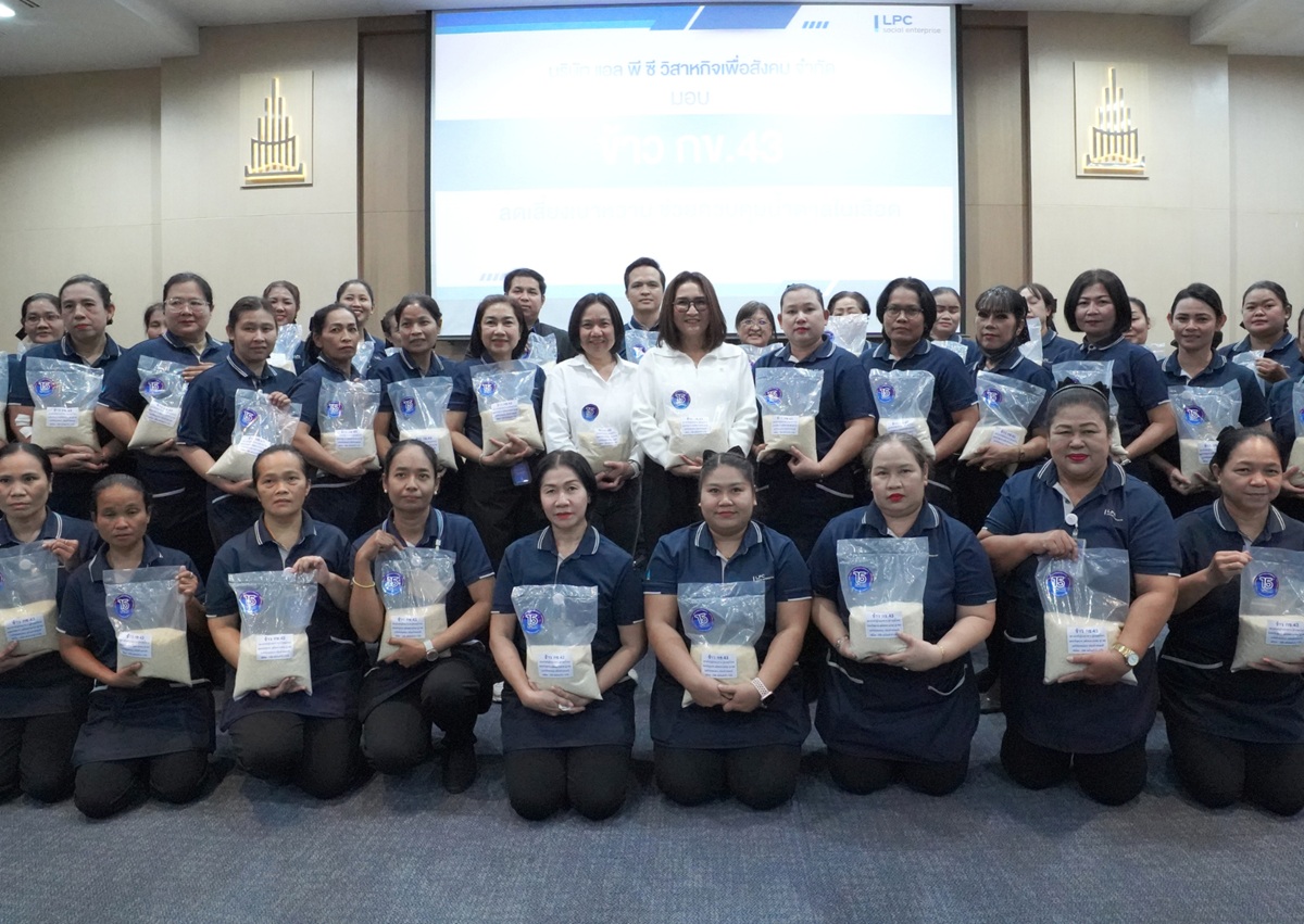 นางสาวดารณี ฉัตรพิริยะพันธ์ ประธานเจ้าหน้...