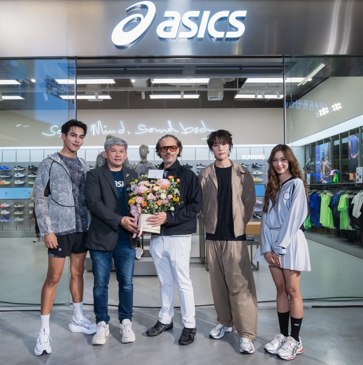 ASICS (เอสิคซ์) แบรนด์รองเท้าและเสื้อผ้าก...