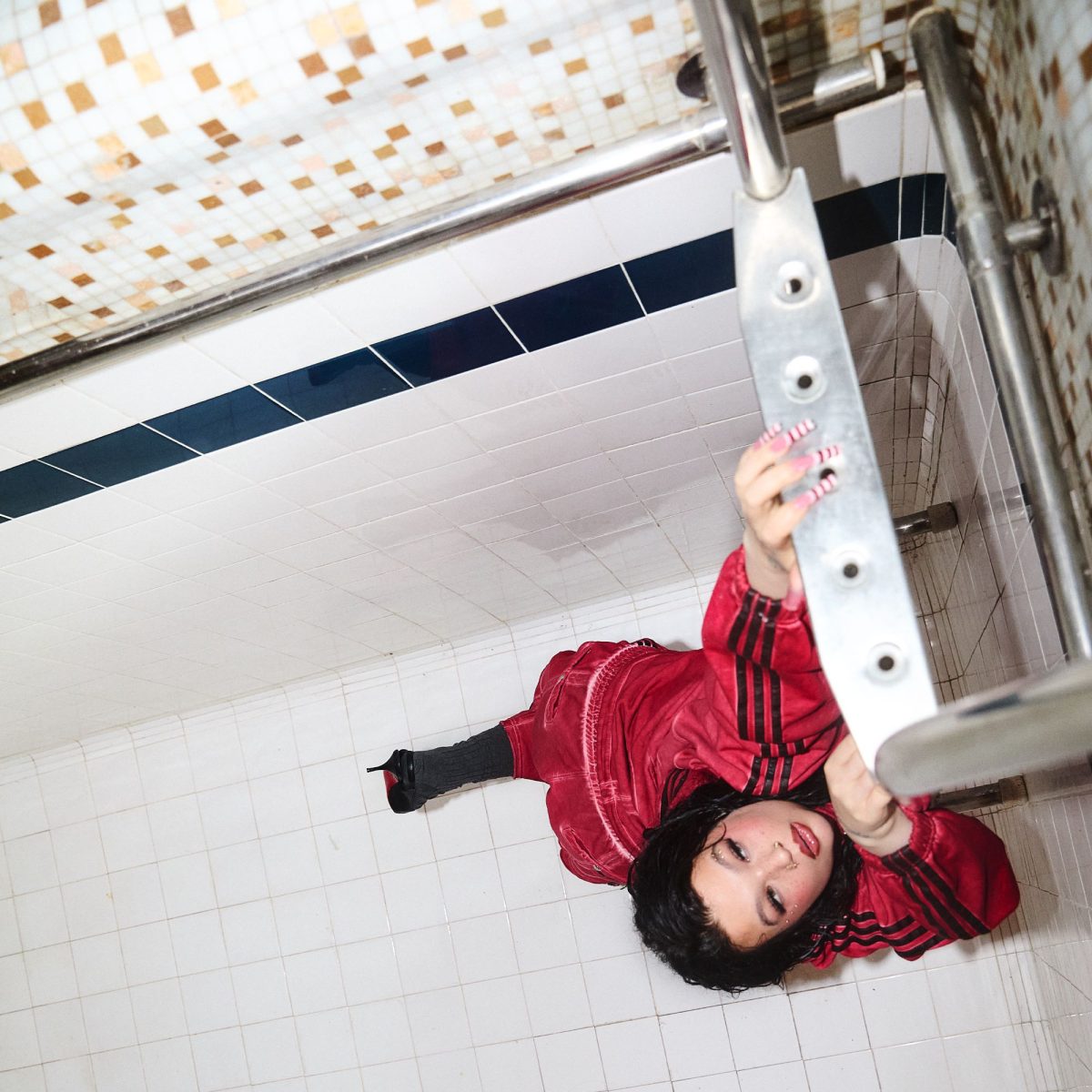 Lola Young ส่งเพลงใหม่ "From Down Here" ถ่ายทอดอารมณ์สุดเข้มข้น สานต่อความปังของ "Messy" เพลงไวรัลยอดสตรีมทะลุพันล้าน