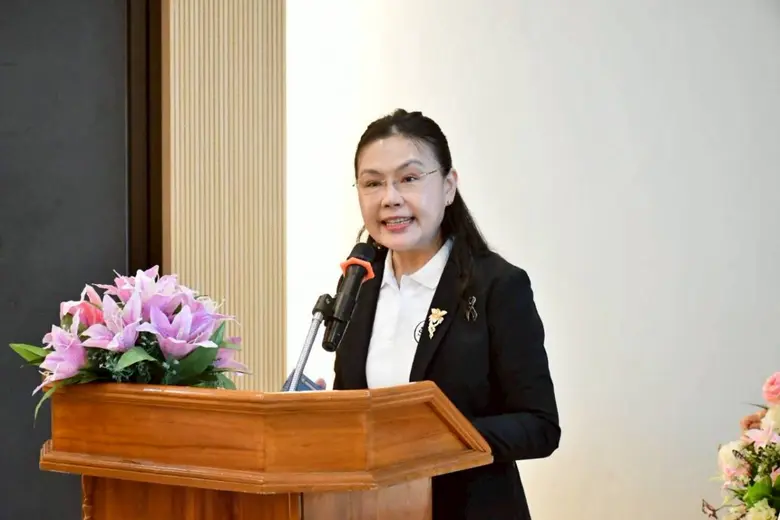 แพทย์หญิงอัมพร เบญจพลพิทักษ์ อธิบดีกรมอนา...
