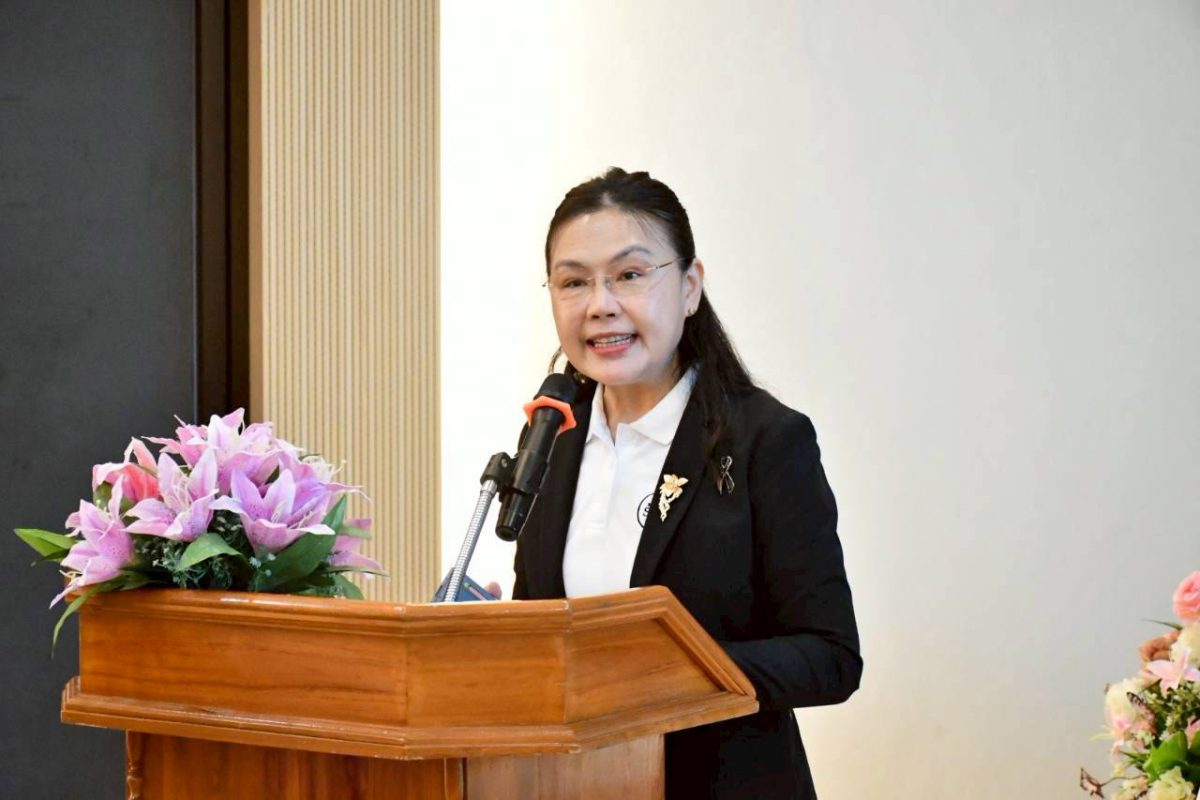 แพทย์หญิงอัมพร เบญจพลพิทักษ์ อธิบดีกรมอนา...