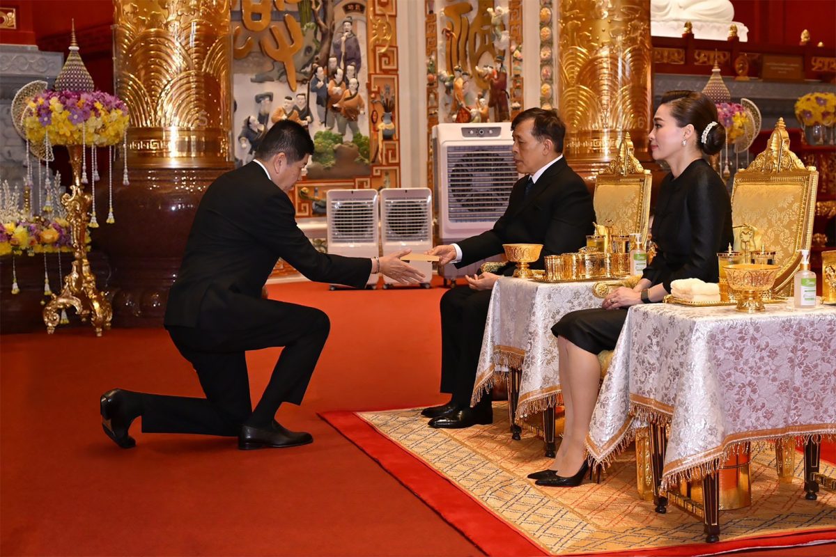 คลินิกการแพทย์แผนจีนหัวเฉียวและกรรมการมูลนิธิป่อเต็กตึ๊ง ร่วมเฝ้าทูลละอองธุลีพระบาทรับเสด็จ พระบาทสมเด็จพระเจ้าอยู่หัว และสมเด็จพระนางเจ้าฯ พระบรมราชินี ในโอกาสเสด็จพระราชดำเนินทรงเปิด "ศาลเจ้าไต้ฮงกงหยกขาว เฉลิมพระเกียรติ ๗๒ พรรษา"