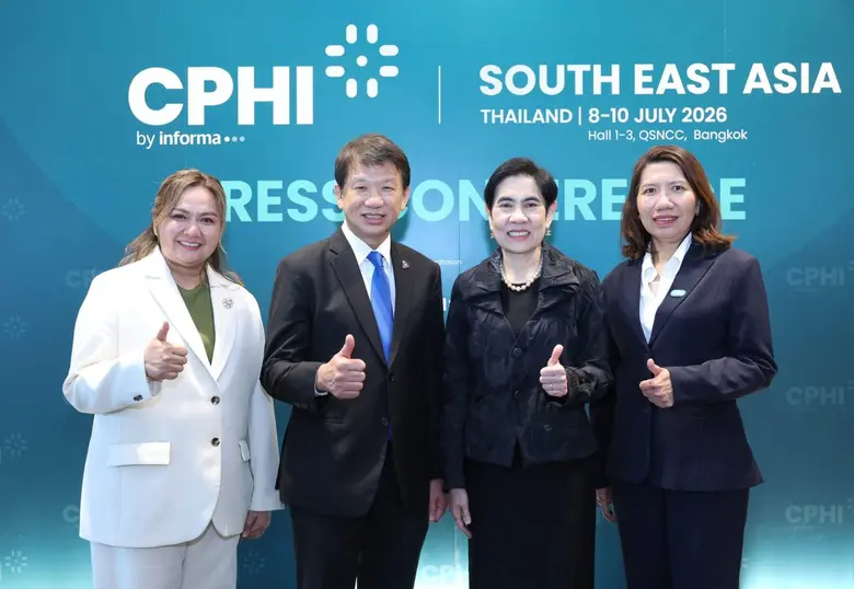 นางสาวรุ้งเพชร ชิตานุวัตร์ (คนแรกจากซ้าย) ผู้อำนวยก...