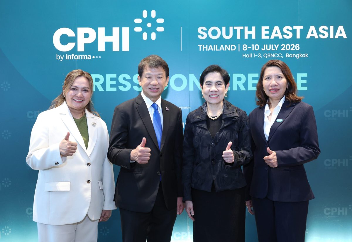 นางสาวรุ้งเพชร ชิตานุวัตร์ (คนแรกจากซ้าย)...