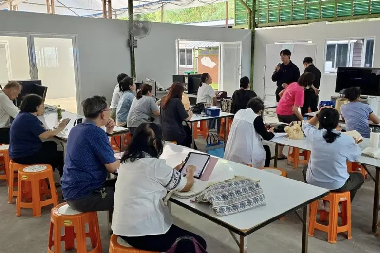 นายนรเทพ ชูพูล ผู้อำนวยการเขตปทุมวัน กทม. กล่าวชี้แ...