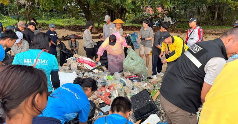 ชาวเกาะกูดรวมพลัง "เก็บขยะทะเล เนื่องในวันมหาสมุทรโลก (World Ocean Day)"