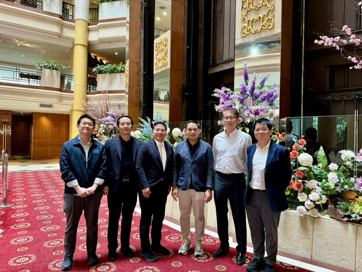 ดร.สมภพ ศักดิ์พันธ์พนม ประธานกรรมการ บริษ...
