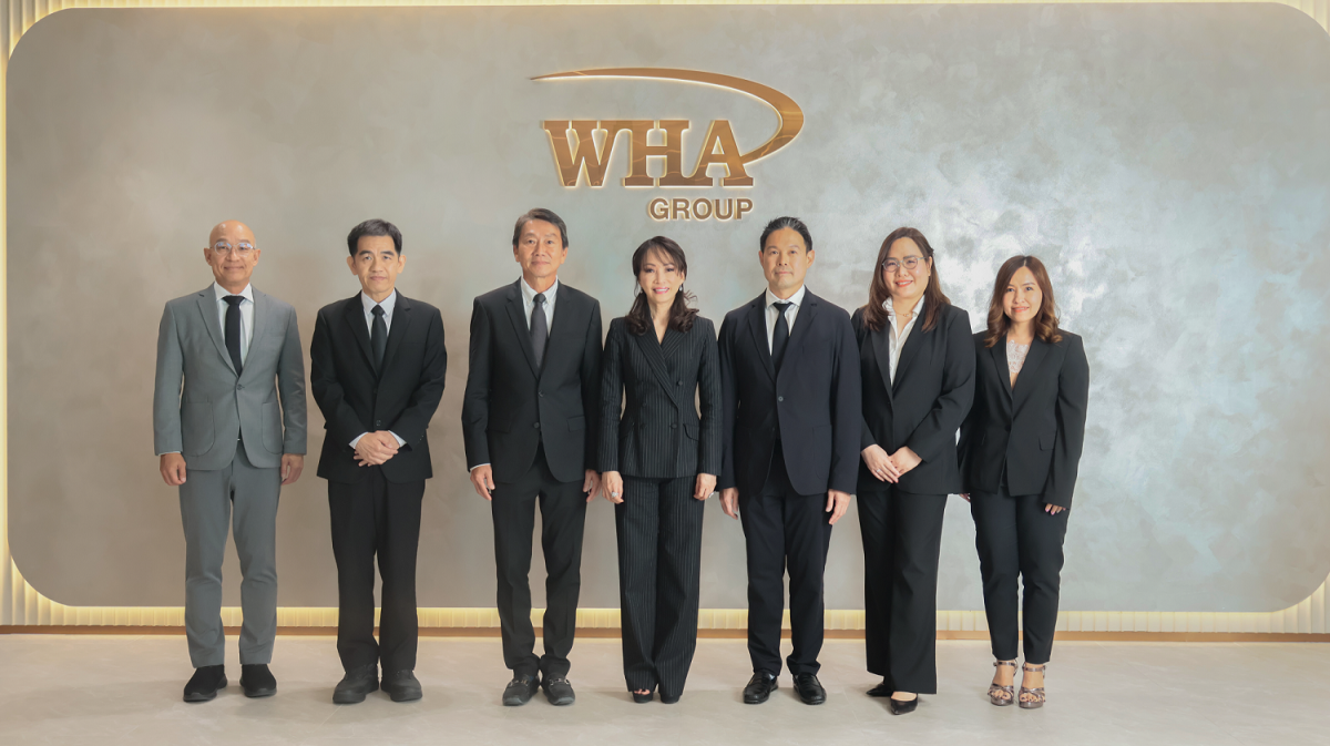 นางสาวจรีพร จารุกรสกุล (กลาง) ประธานกรรมก...