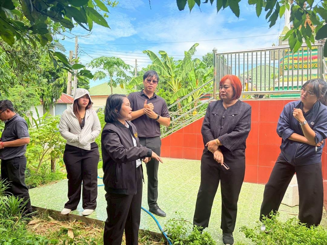 นายธราพงษ์ เพ็ชรคง ผู้อำนวยการเขตลาดกระบั...