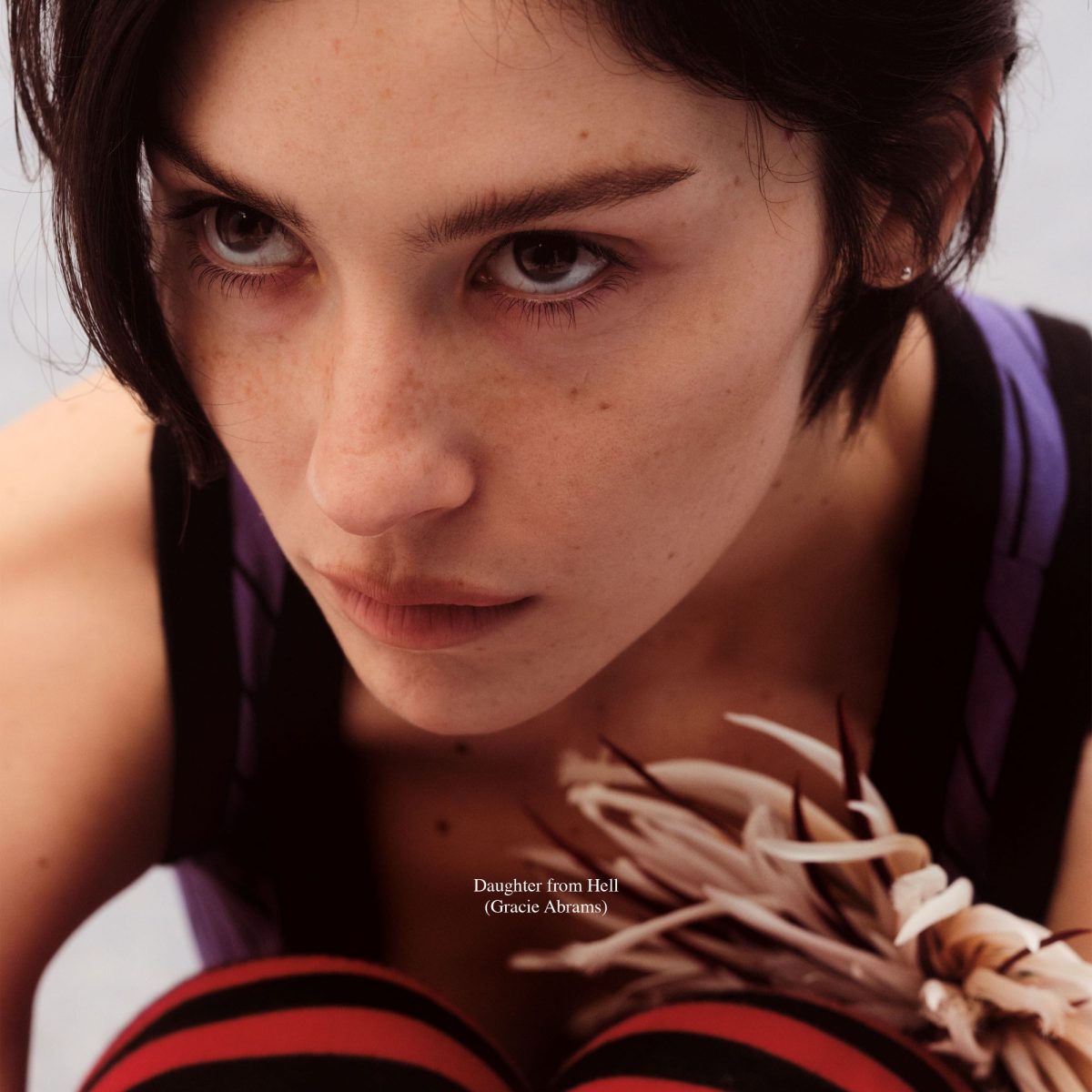Gracie Abrams ปล่อยซิงเกิลใหม่ "Look at My Life" จังหวะสนุกสดใส แต่เล่าชีวิตที่พังทลายได้ถึงใจ ก่อนปล่อยอัลบั้มใหม่ Daughter from Hell ฟังพร้อมกัน 17 ก.ค. นี้