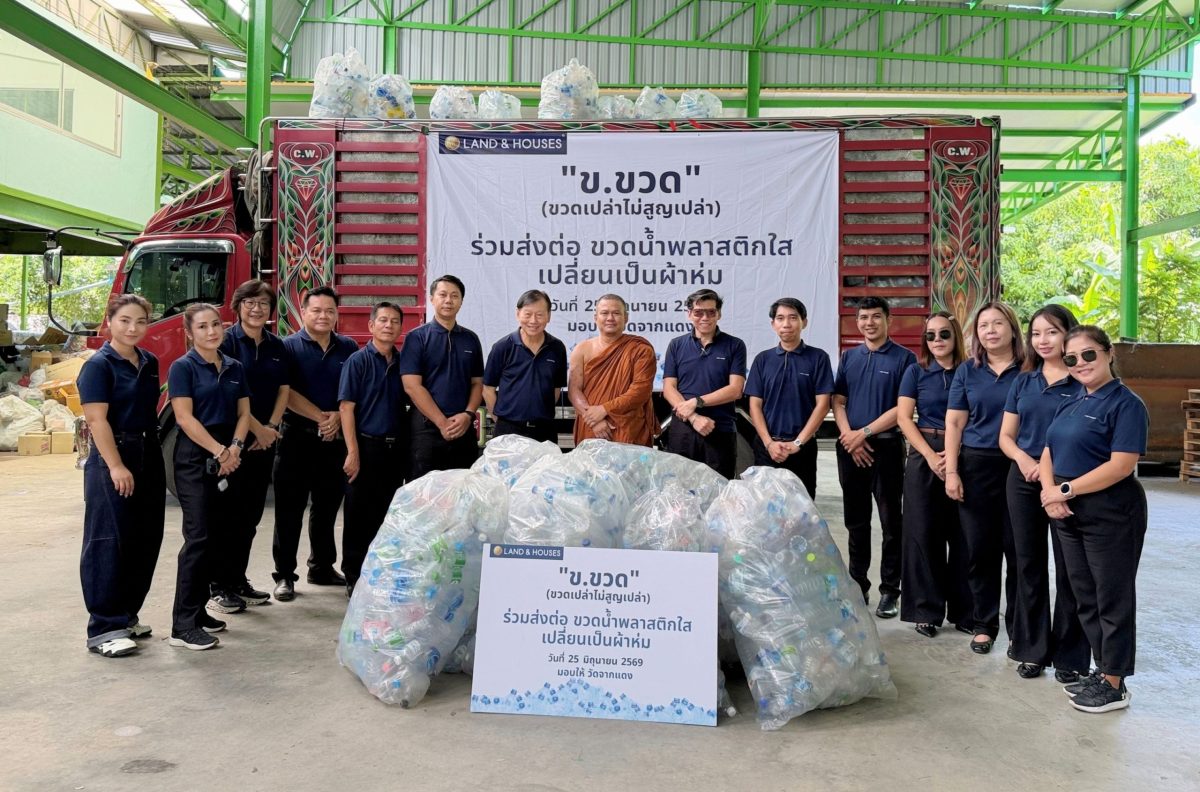 คุณณรงค์ คงคาวนา (ขวามือพระครู) ผู้ช่วยกร...