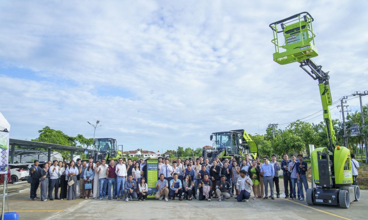 นำโดยรถตักไฟฟ้า ZWL55GE พร้อมจัดแสดงรถบูม...