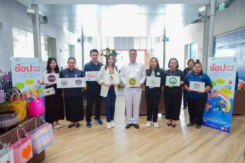 นางสาวชวรมย์ มังคละคีรี กรรมการผู้จัดการ บริษัท เดอ...