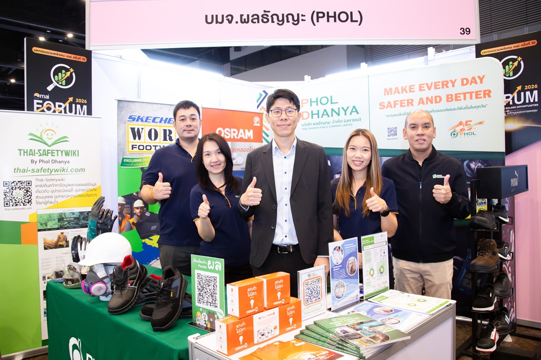นายธันยา หวังธำรง (กลาง) ประธานเจ้าหน้าที...