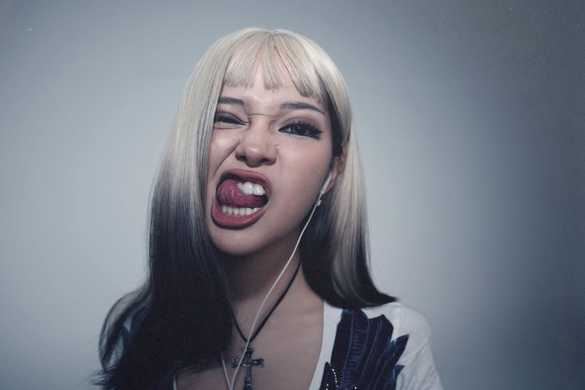 Janine Berdin นักร้อง นักแต่งเพลง และหนึ่...