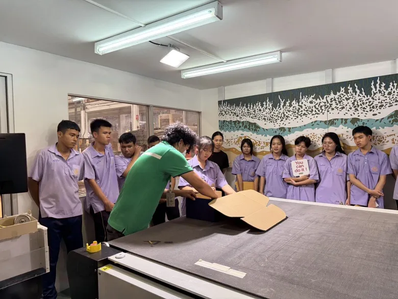 บริษัท อินเตอร์ไฟเบอร์ คอนเทนเนอร์ จำกัด เปิดบ้านต้อนรับนักเรียนโรงเรียนปัญญาวรคุณ เรียนรู้กระบวนการผลิตกล่องกระดาษลูกฟูก พร้อมแนะแนวอาชีพ