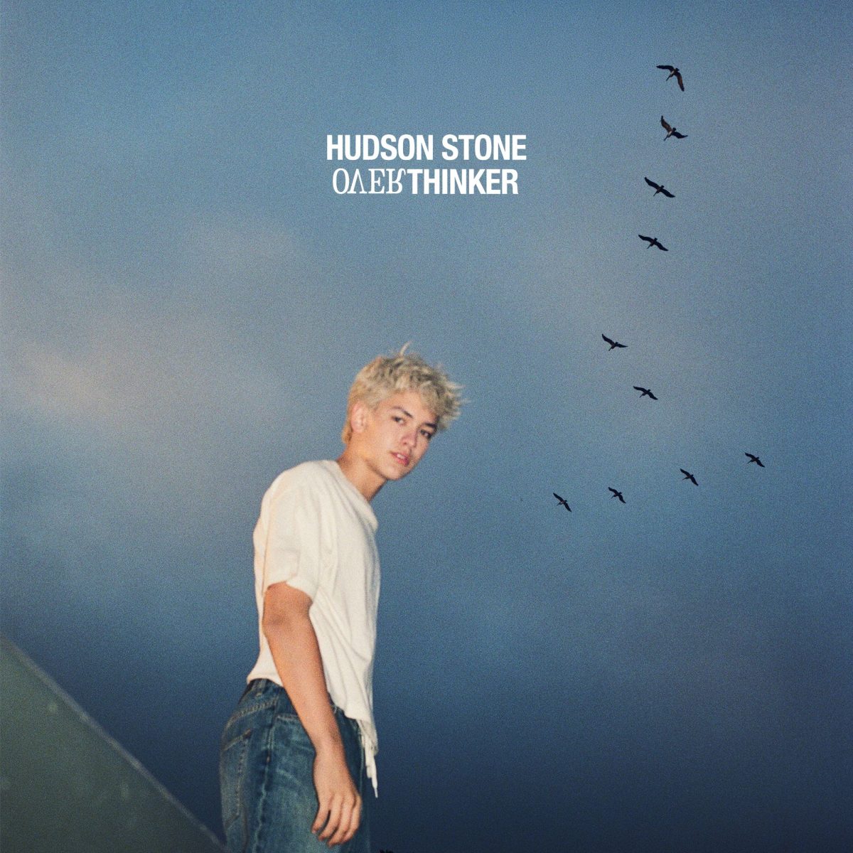 Hudson Stone ศิลปินดาวรุ่งมาแรงจาก Hollywood Records ปล่อยซิงเกิลเดบิวต์ "Overthinker" โดนใจคนคิดมาก ที่เมื่อตกหลุมรัก ก็ยอมปล่อยให้หัวใจนำทางไปได้ง่าย ๆ