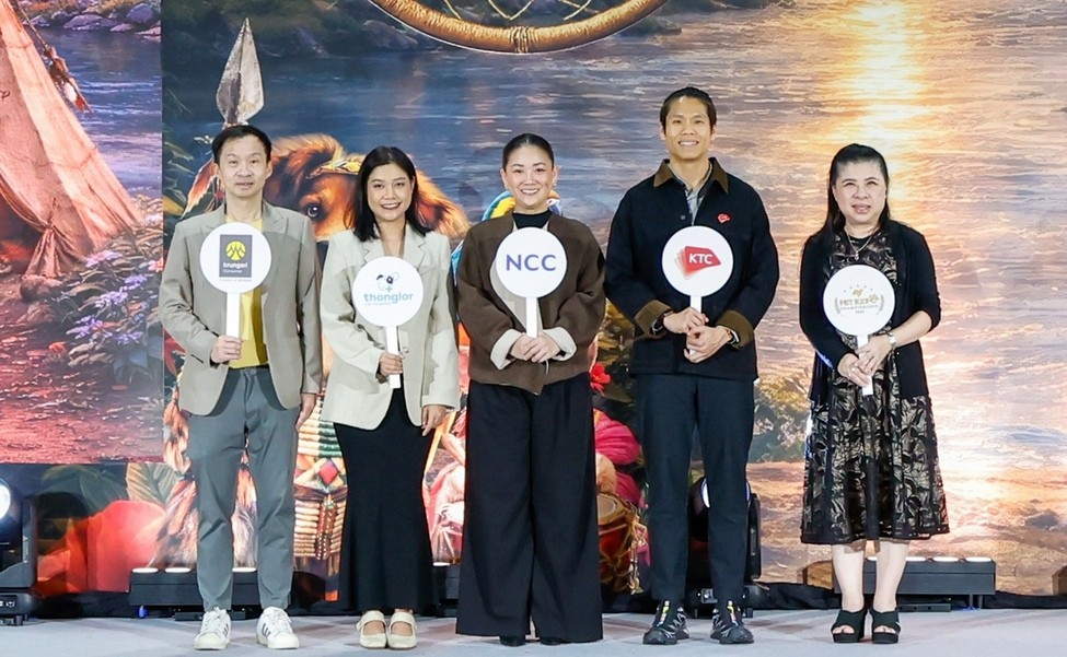 นางสาวพีรพรรณ อังคสุโข (คนกลาง) ผู้ช่วยกรรมการผู้จั...
