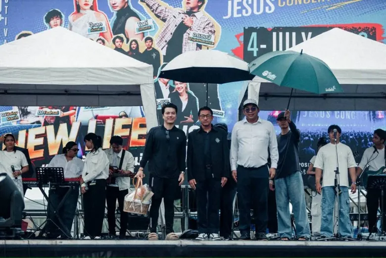 สร้างปรากฏการณ์ครั้งแรก มหาชนกว่า 3,000 คน รับบัพติศมาริมชายหาดพัทยา ตื่นตา! "โดรนพระเยซู" ฝีมือคนไทย เป็นไวรัลโด่งดังไปทั่วโลก