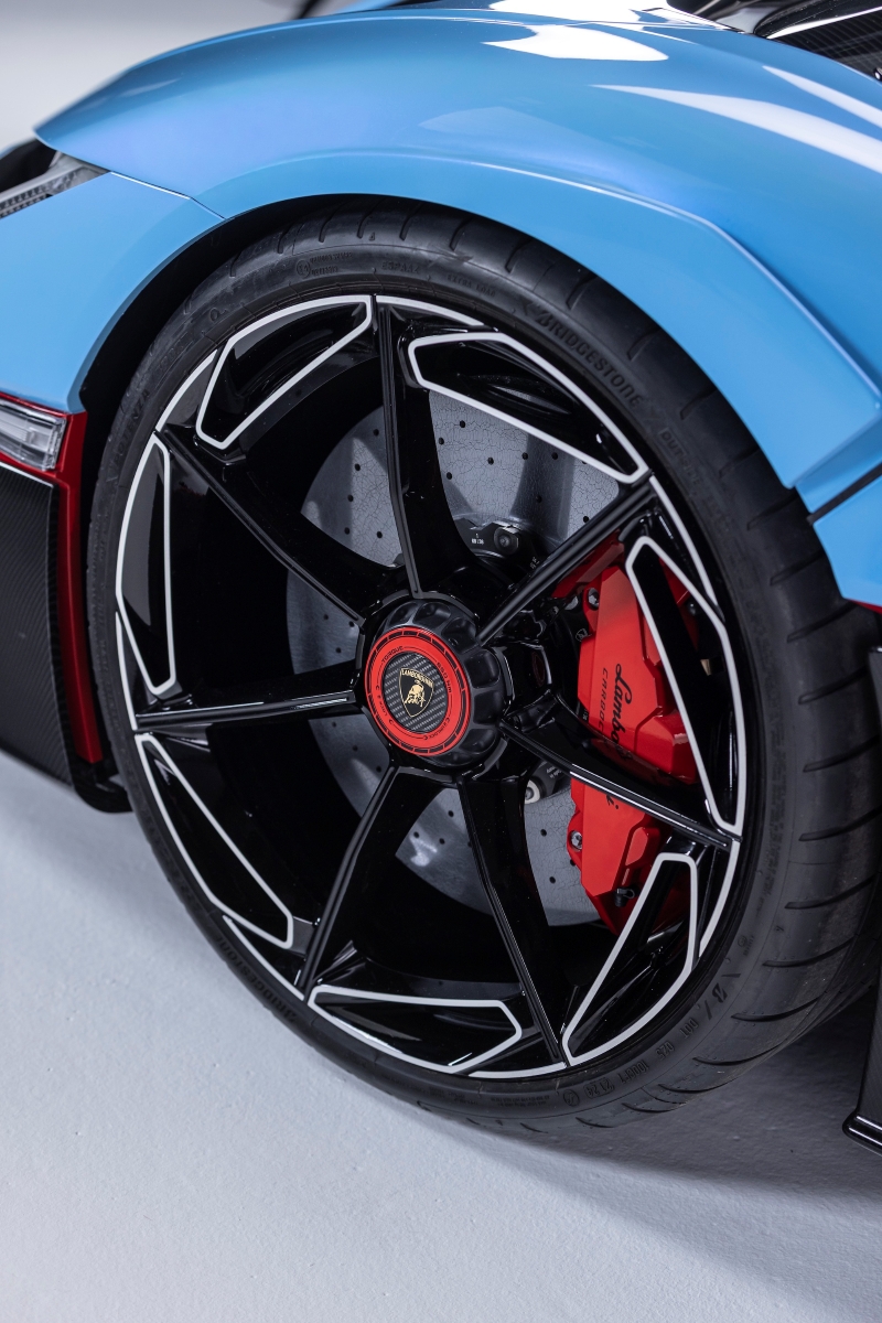 บริดจสโตนได้รับเลือกในฐานะพันธมิตรด้านยางรถยนต์.ให้ 'Lamborghini Fenomeno Roadster' ซูเปอร์คาร์เปิดประทุนทรงพลังที่สุดในประวัติศาสตร์ลัมโบร์กินี