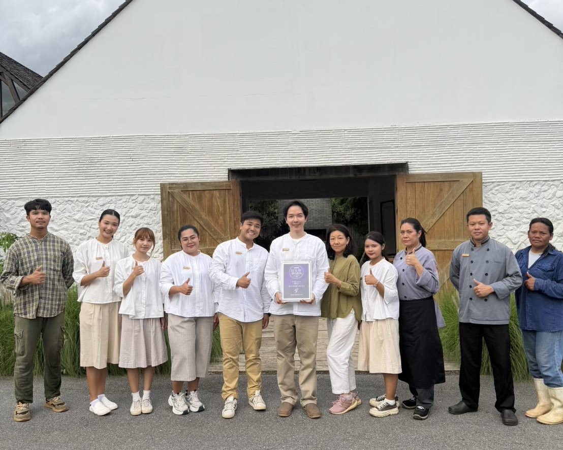 สุจินต์ กันนิยม (ที่ 5 จากขวา) ผู้จัดการฝ...