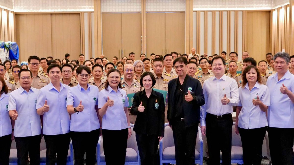 แพทย์หญิงอัมพร เบญจพลพิทักษ์ อธิบดีกรมอนามัย เป็นปร...