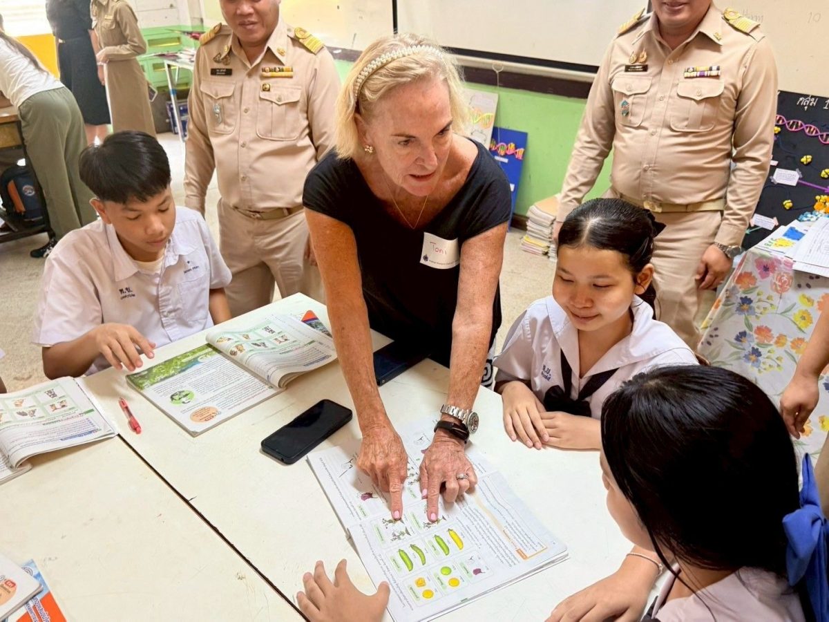 สมาคมสตรีอเมริกันแห่งประเทศไทยนำโดยนางโทน...