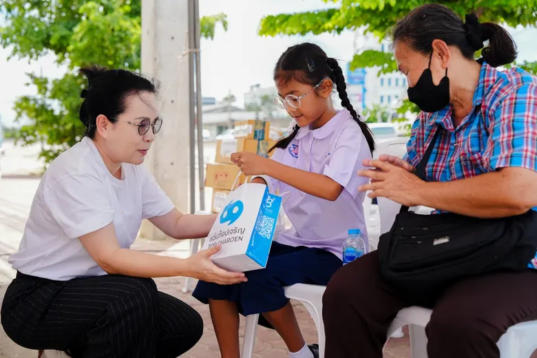 อีซี่มันนี่ ส่งมอบแว่นสายตาโครงการ "แว่นบุญ" ครั้งที่ 2ส่งต่อการมองเห็นที่ชัดเจนสู่ประชาชนและเยาวชน จ.นครปฐม