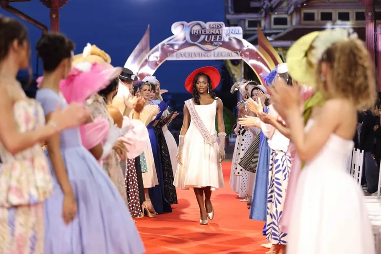 หัวหินสดใสเป็นพิเศษ! 27 สาวงาม Miss International Queen(R) 2026 นั่งรถไฟขบวนพิเศษ เปิดทริปแฟชั่น-ธรรมชาติ-Wellness ริมทะเล