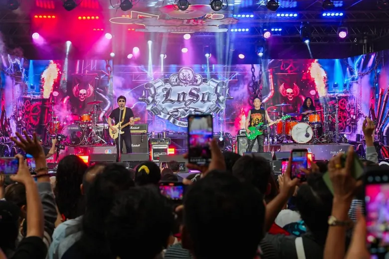 ร็อกไม่มีวันตาย! เสก LOSO ปลุกความทรงจำแฟนเพลง สนั่น 7 สีคอนเสิร์ต เฟสติวัล@ พาราไดซ์ พาร์ค