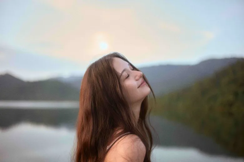Violette Wautier ชวนพาความหวังออกเดินทางใน "หมอก (just u and i)" ซิงเกิลใหม่ที่โอบกอดความไม่แน่นอนของชีวิตเอาไว้ได้อย่างอบอุ่น