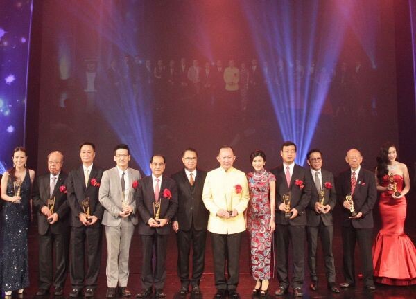 นิตยสารแอท ม่านกู่ ร่วมกับสำนักข่าวไทยแลนด์ เฮดไลน์ จัดงานมอบรางวัลอันทรงเกียรติ  “Thailand Headlines Person of The Year Awards 2015” สานความสัมพันธ์ไทย-จีน