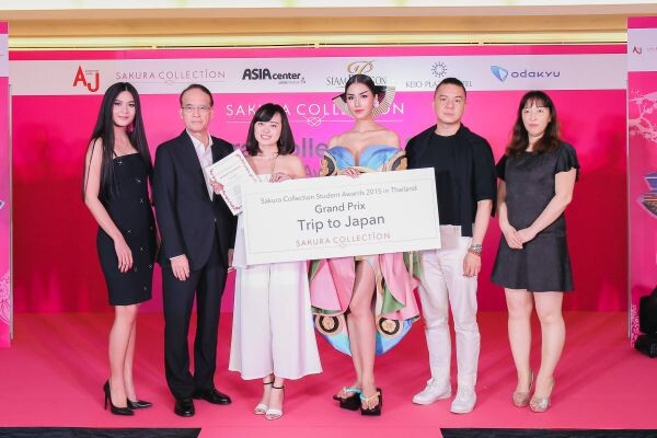 ภาพข่าว: นักออกแบบแฟชั่นสาวจีนในไทยคว้ารางวัล “SAKURA COLLECTION 2015 ASIA STUDENTS AWARD”
