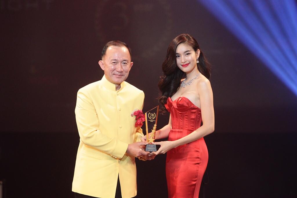 สองสาวซุปตาร์ต่างวัย ตบเท้าขึ้นรับรางวัลแห่งความภาคภูมิใจในงาน “Thailand Headlines Person of The Year Awards 2015”
