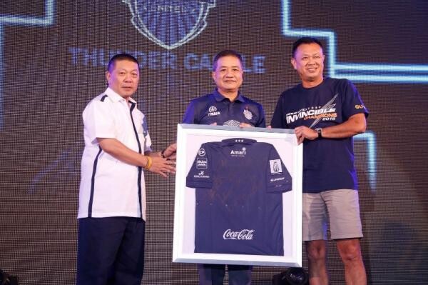 ภาพข่าว: ผู้บริหารออนิกซ์ฯ รับมอบเสื้อฟุตบอลโฉมใหม่ประจำปี 2559 จากประธานสโมสรบุรีรัมย์ ยูไนเต็ด