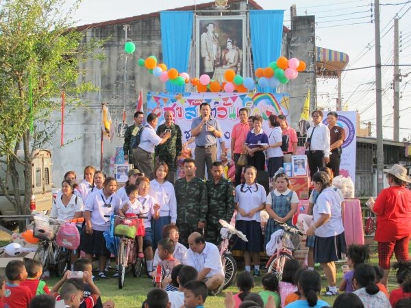ภาพข่าว: “วิคตอเรีย การ์เด้นส์ มอบขนมให้กับเด็กๆ ชุมชนดงรัก ในกิจกรรมวันเด็กปี 2559 ”