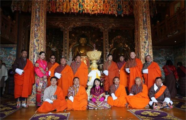 สมเด็จพระราชินี Ashi Dorji Wangmo Wangchuck แห่งประเทศภูฏาน ทรงโปรดเกล้าฯ ให้ Pranda Group เป็นผู้คัดสรรอัญมณีเพื่อสร้าง Golden Butter Lamp ถวายเป็นพระราชกุศลแก่วัด Druk Wangyal Lhakhang
