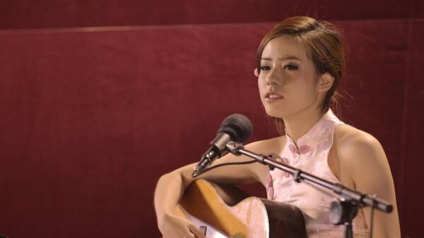 จิน พา ตูน ดีดกีต้าร์-ร้องเพลงท้าลมหนาวในงานเทศกาลชิมชา บนดอยแม่สลอง
