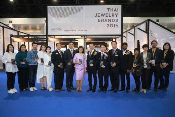 ภาพข่าว: กรมส่งเสริมการค้าระหว่างประเทศ เดินหน้าผลักดันนักออกแบบไทย จาก โครงการ “Designers’ Room และ Talent Thai” ก้าวสู่ตลาดอัญมณีและเครื่องประดับระดับสากล ในงาน Bangkok Gems & Jewelry Fair 2016