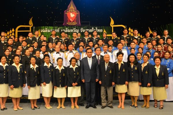 พลเอกประยุทธ์ จันทร์โอชา นายกรัฐมนตรี และผู้บัญชาการทหารทุกเหล่าทัพ ร่วมบันทึกเทปร้องเพลงในรายการพิเศษ "เฉลิมราชย์ เฉลิมขวัญ วันสายใจไทย"